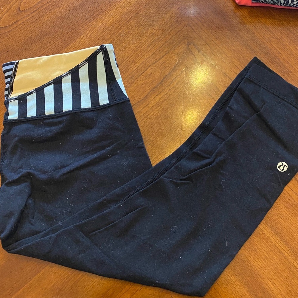 Lululemon black crop leggings with pattern waist
